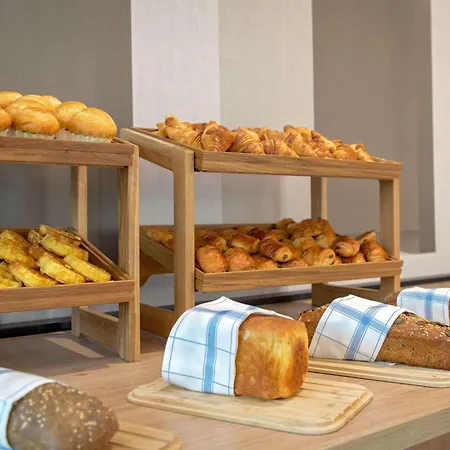 Novotel Pont De L'arc 4*